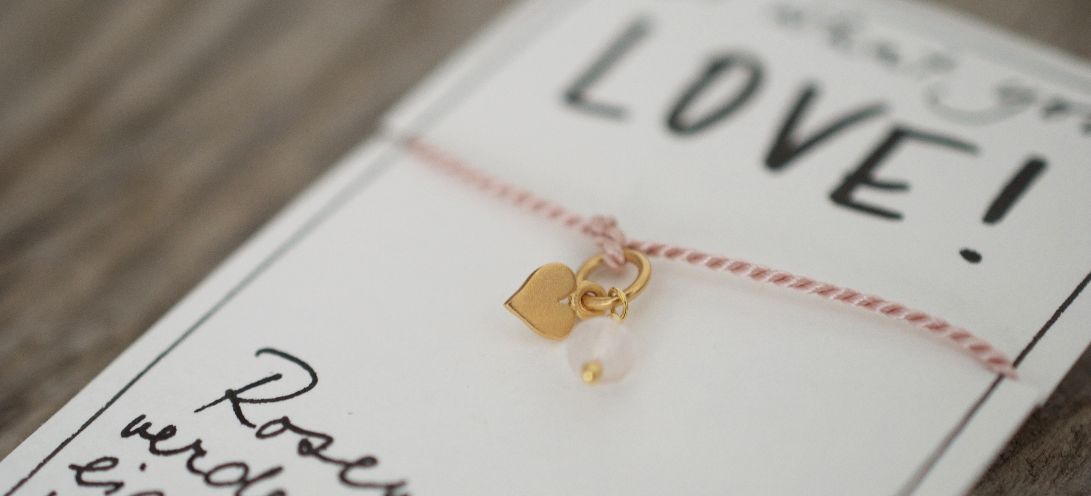 Wunscharmband mit Herz Charm und Rosenquarz aus Naturseide und 925 Silber